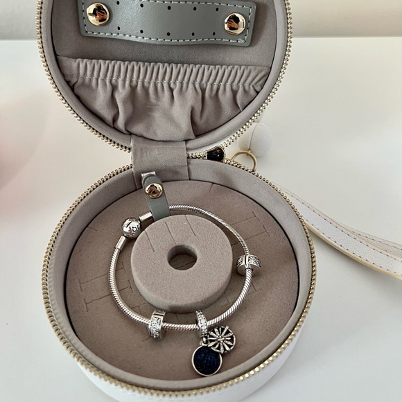 New Pandora bracelet in a leather box. New condition - Picture 2 of 4